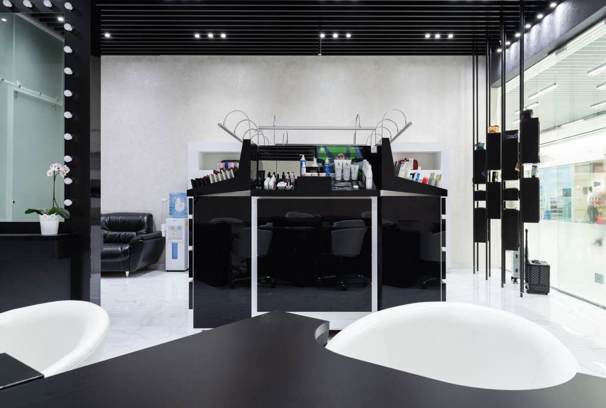 Receptionsdisk i sort og hvid med vaskestole