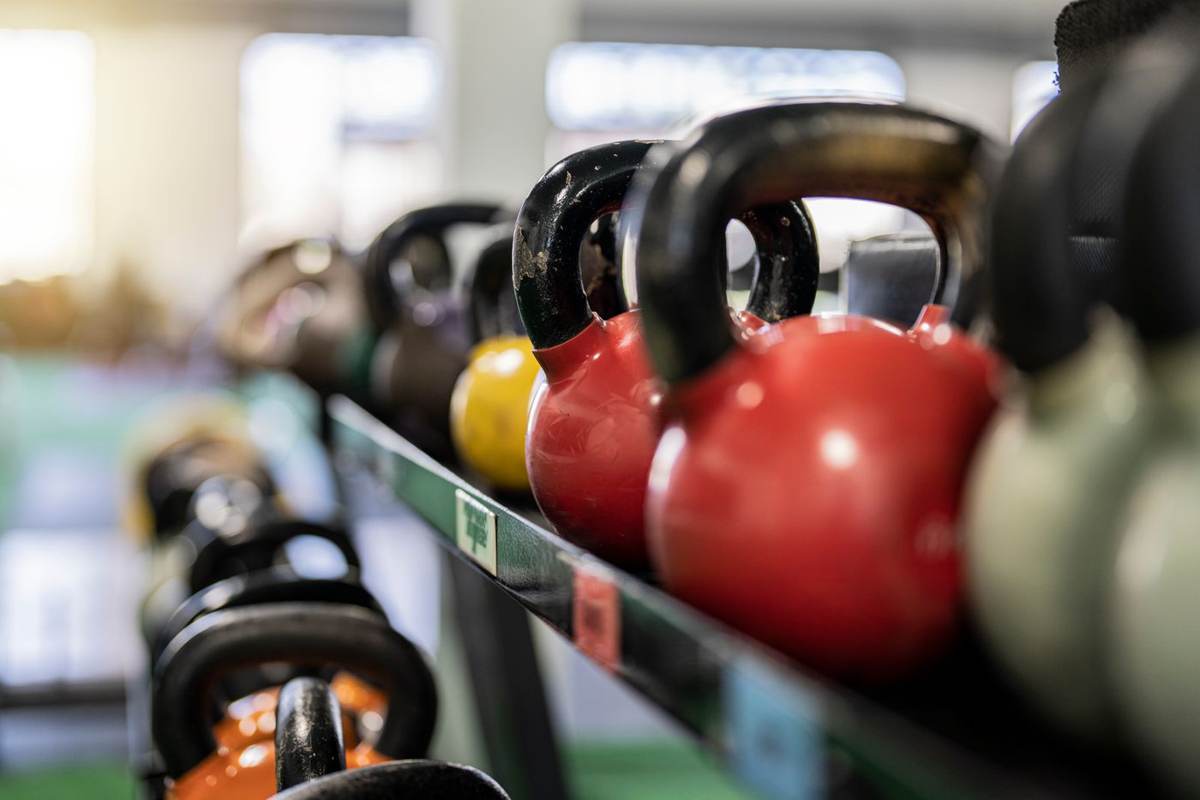 Farvede kettlebells på en hylde