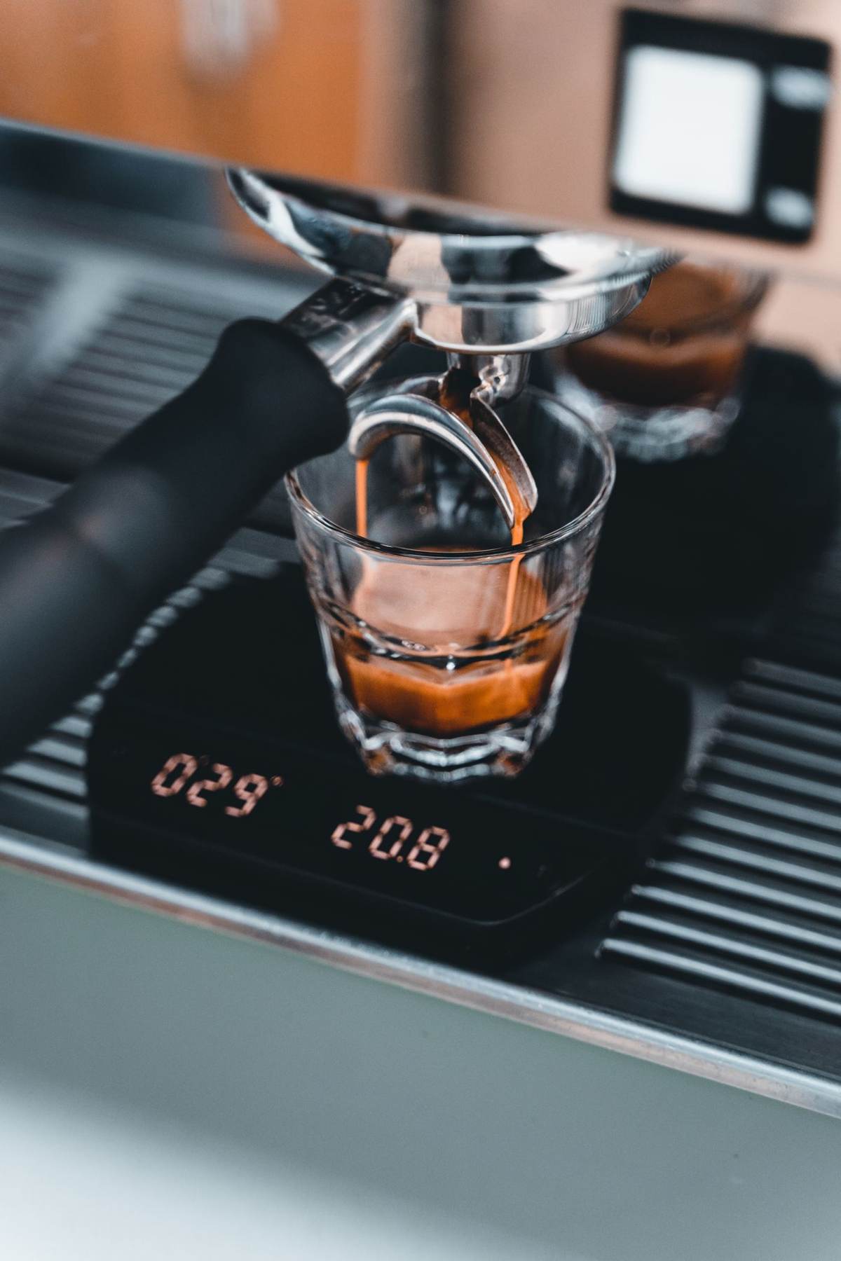 Espresso løber ned i et lille glas