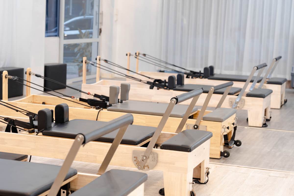 Skråt set ned over en række pilatesreformere i træ