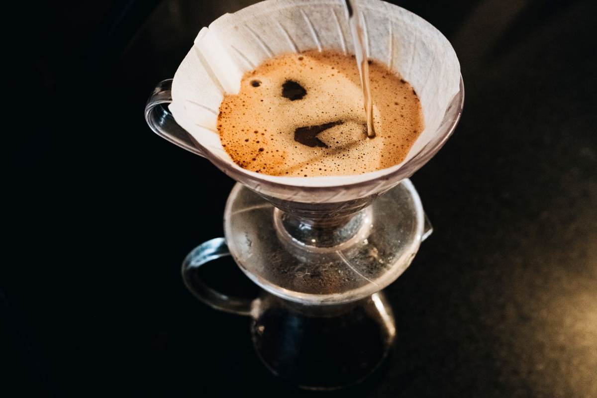 Filterkaffe løber gennem et filter i en glaskande