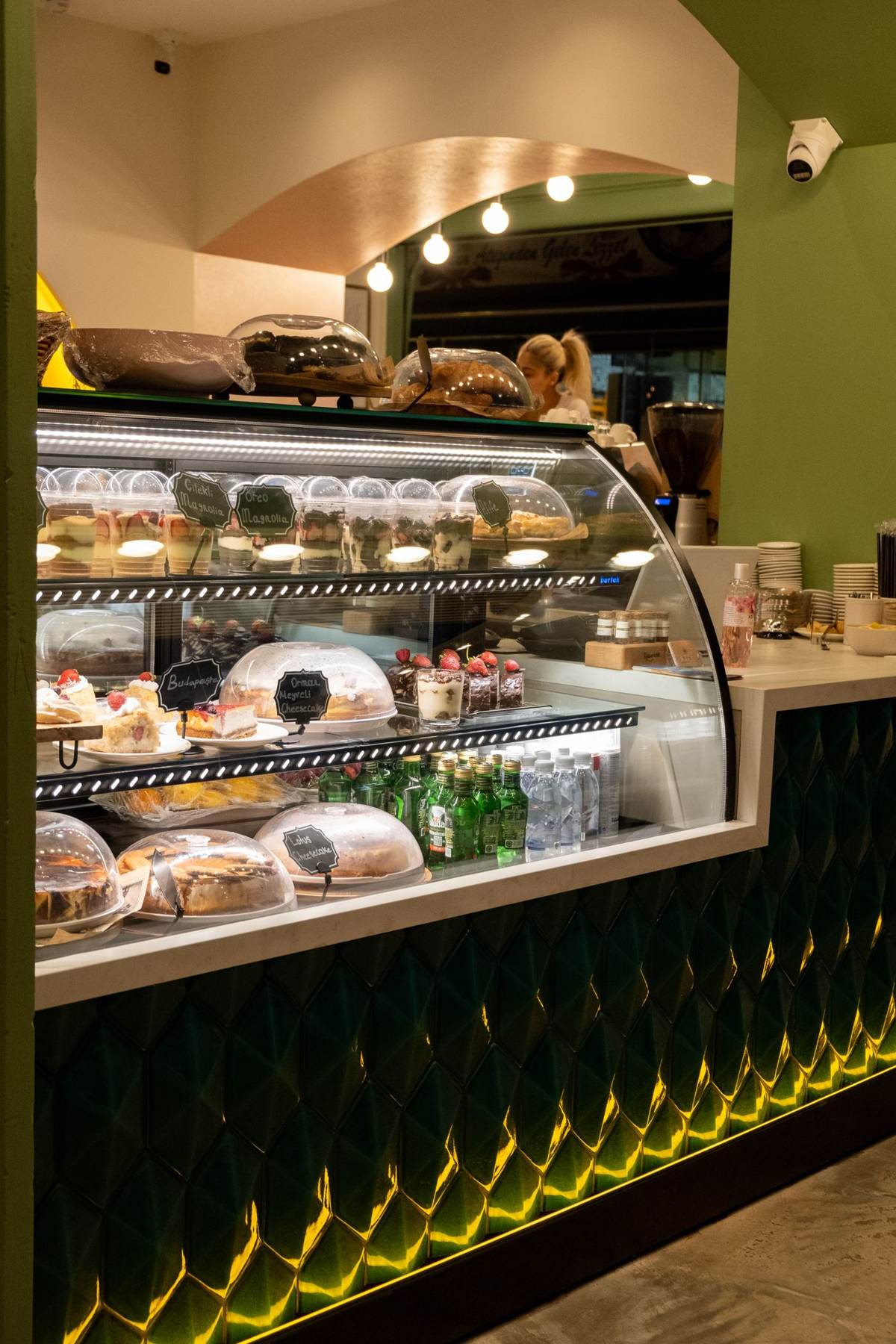 Café-disk med glasmontre fyldt med kager og brød