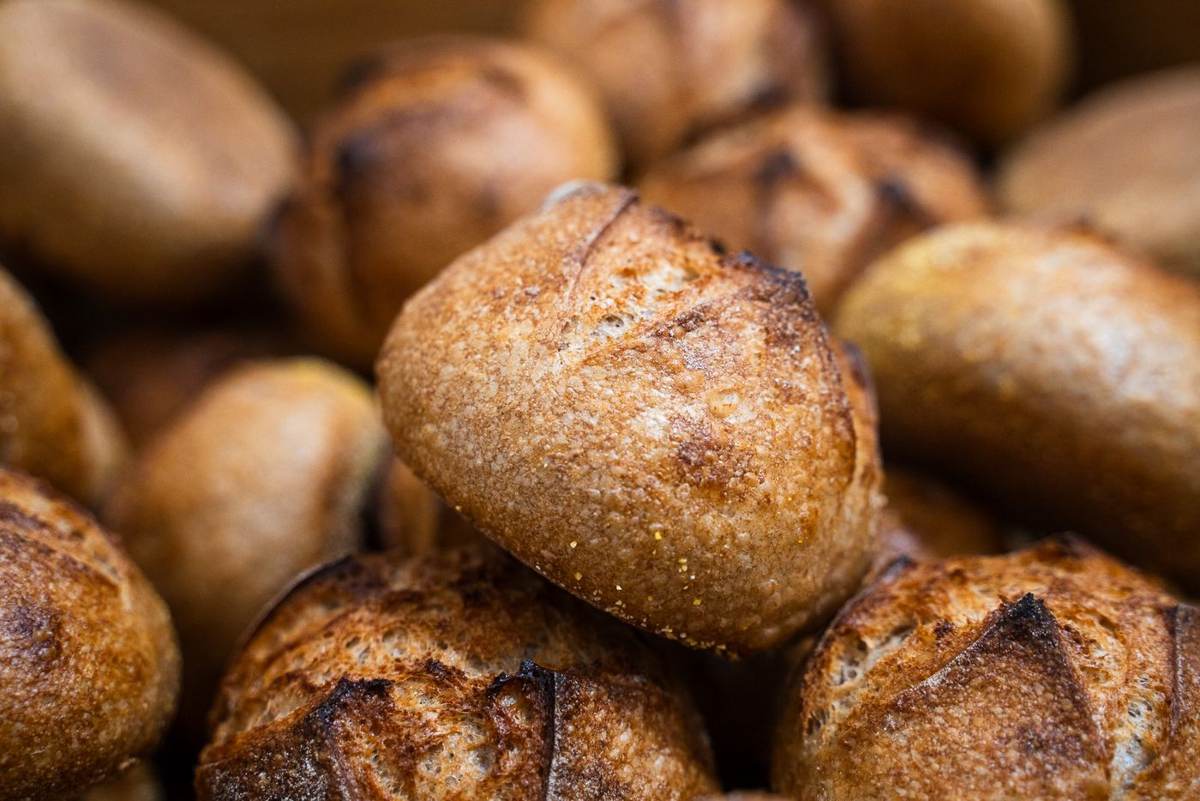 Bunke runde brød med revnet gylden skorpe