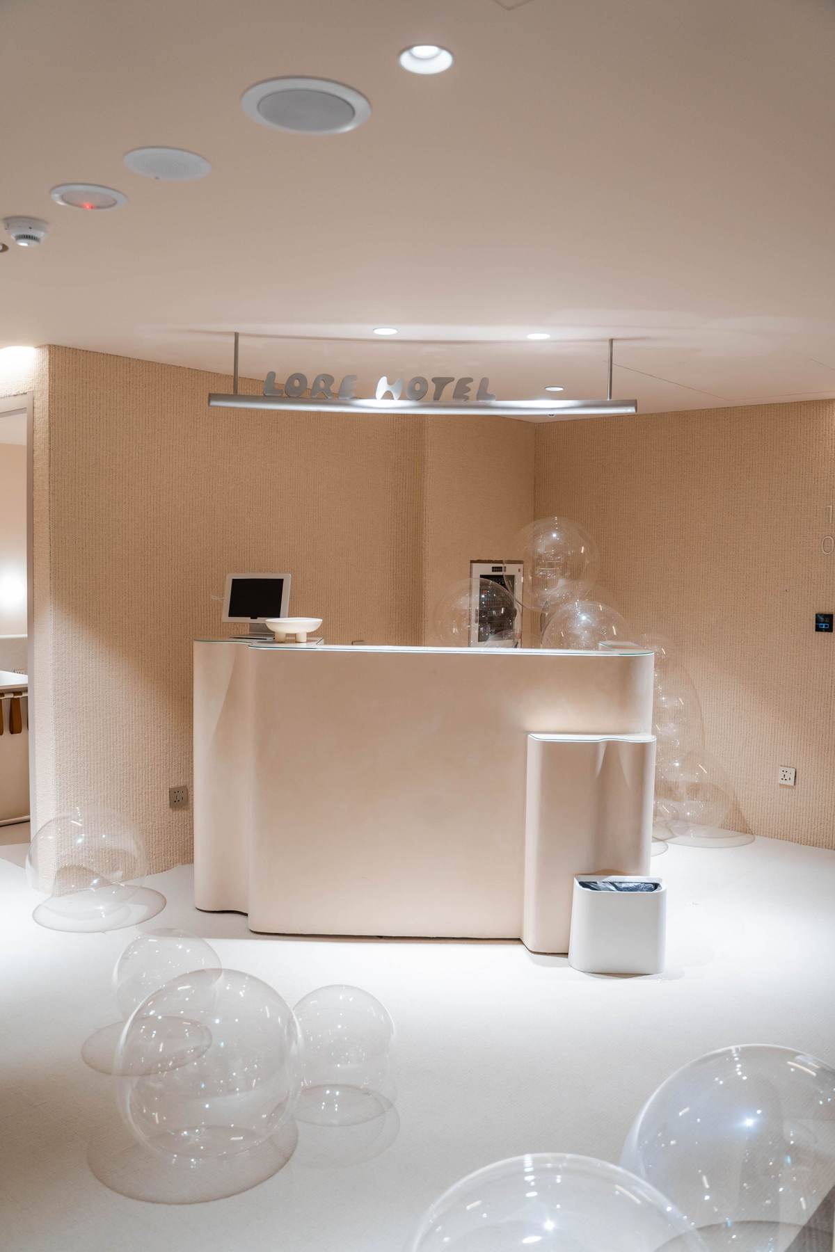 Lys og enkel hotelreception med en hvid skranke