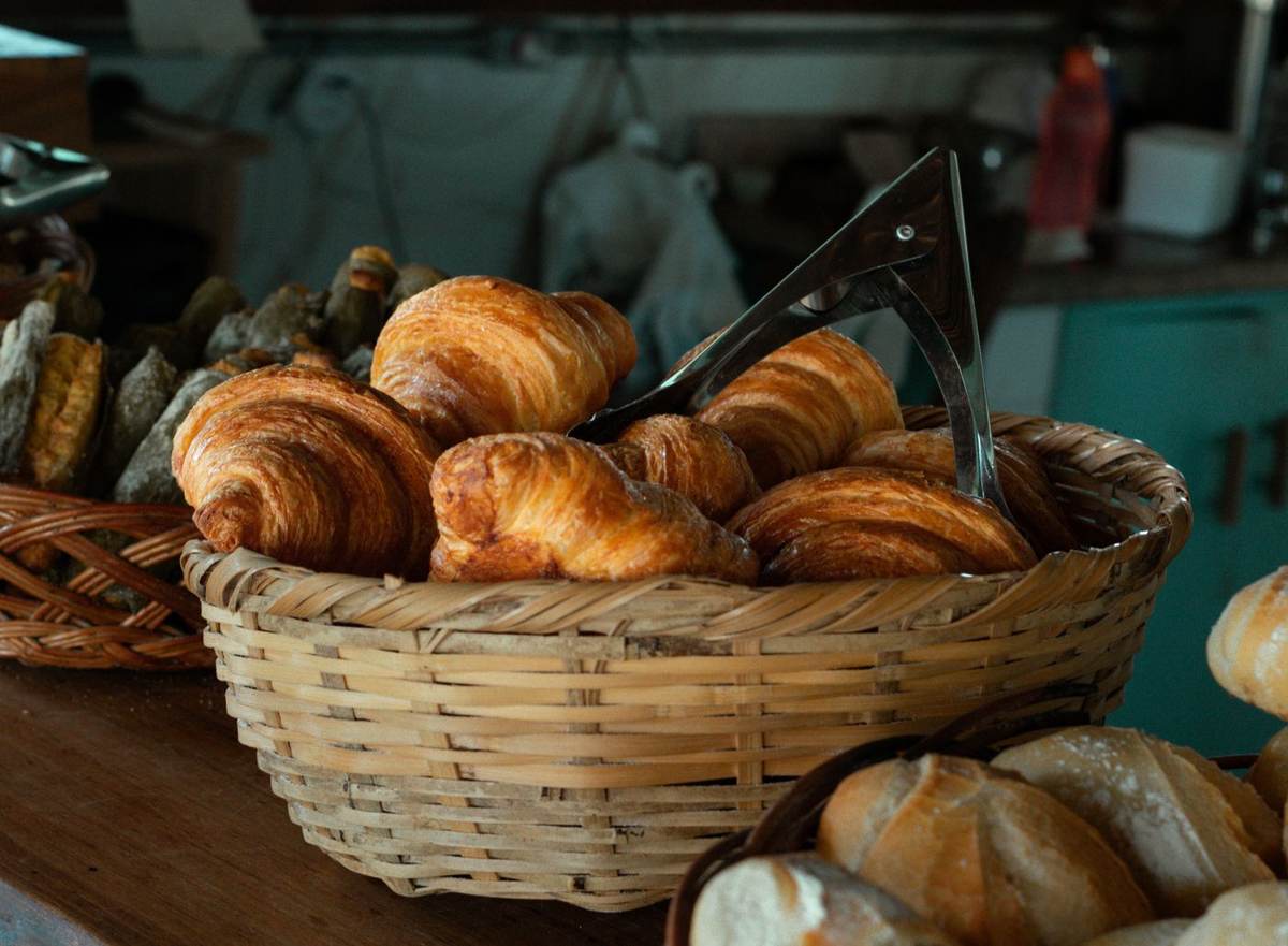 Fletkurv med croissanter på et træbord