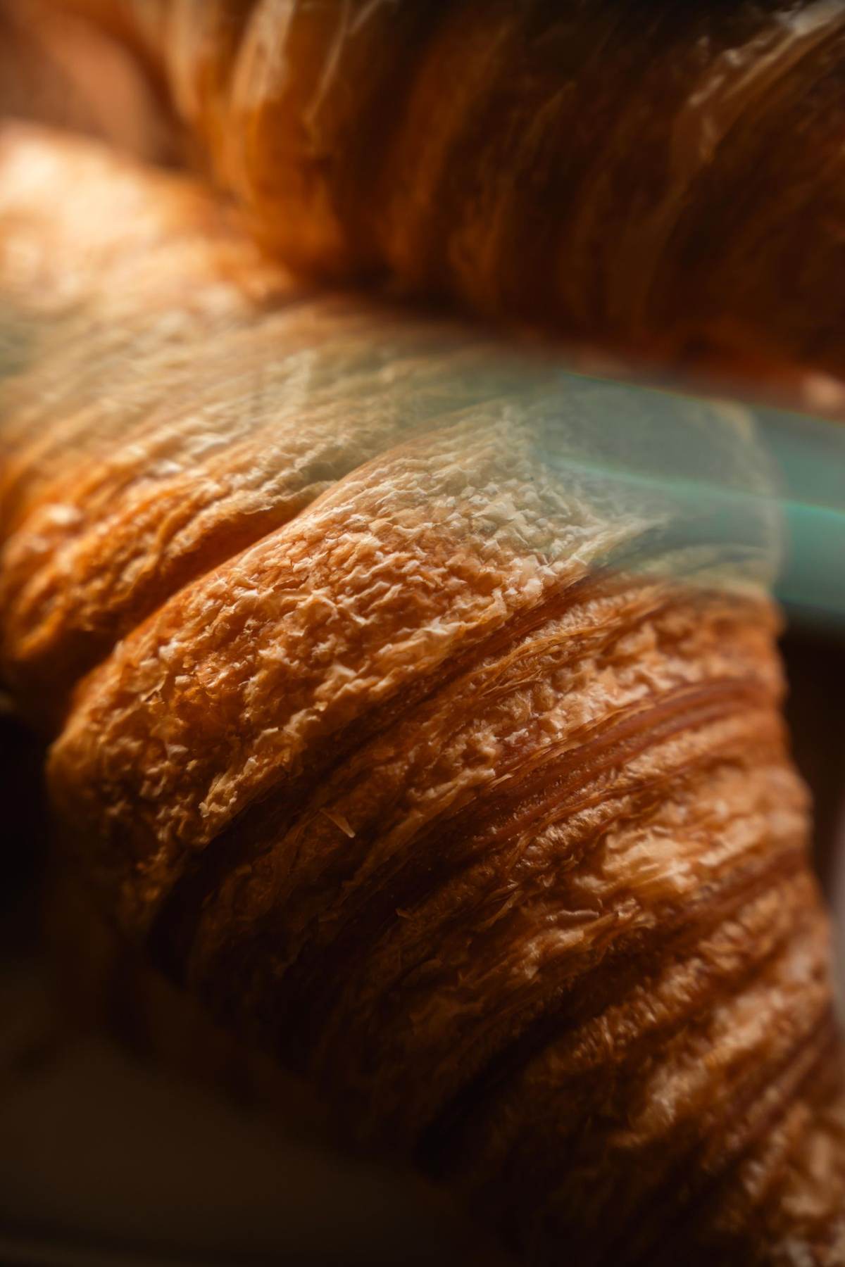Nærbillede af en croissants lagdelte skorpe