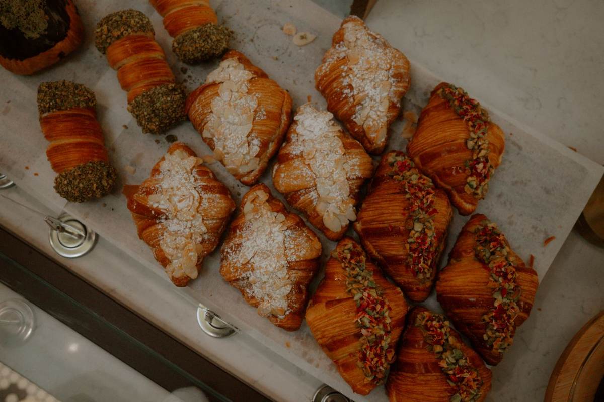 Bagværk med kokos og kerner i rækker på en lys bakke