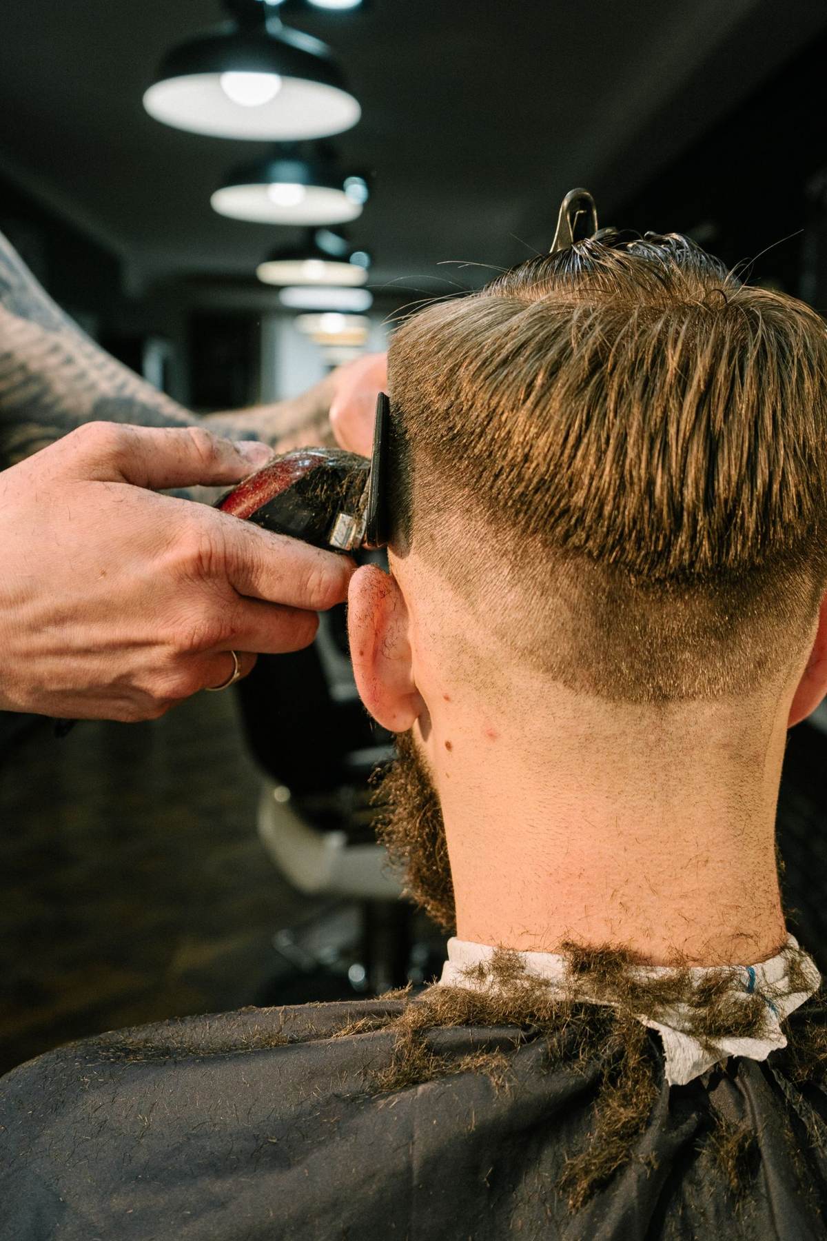 Nyklippet fade set bagfra, mens trimmeren arbejder
