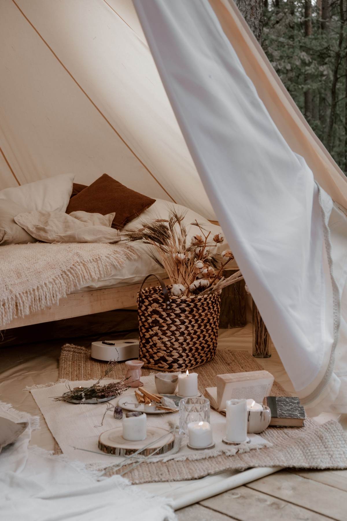 Seng med tæpper og kurve i et glampingtelt
