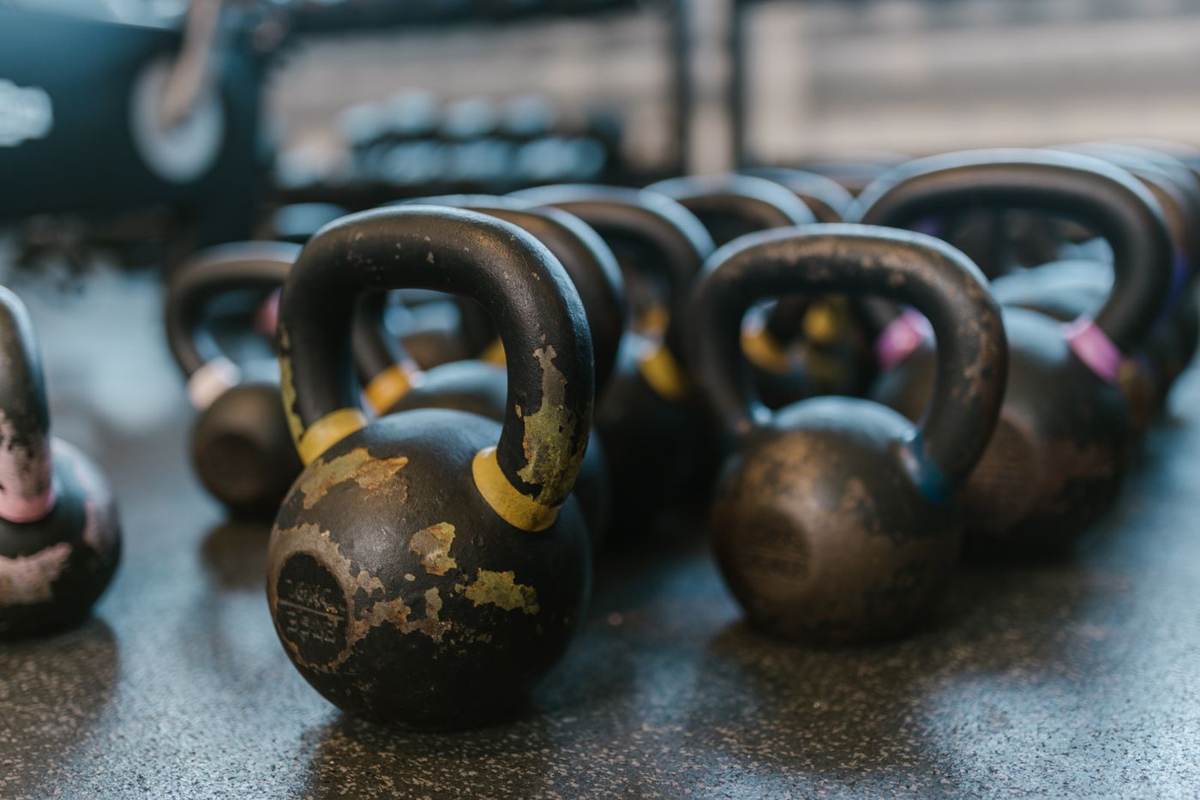 Sorte kettlebells på et gulv i et fitnesscenter