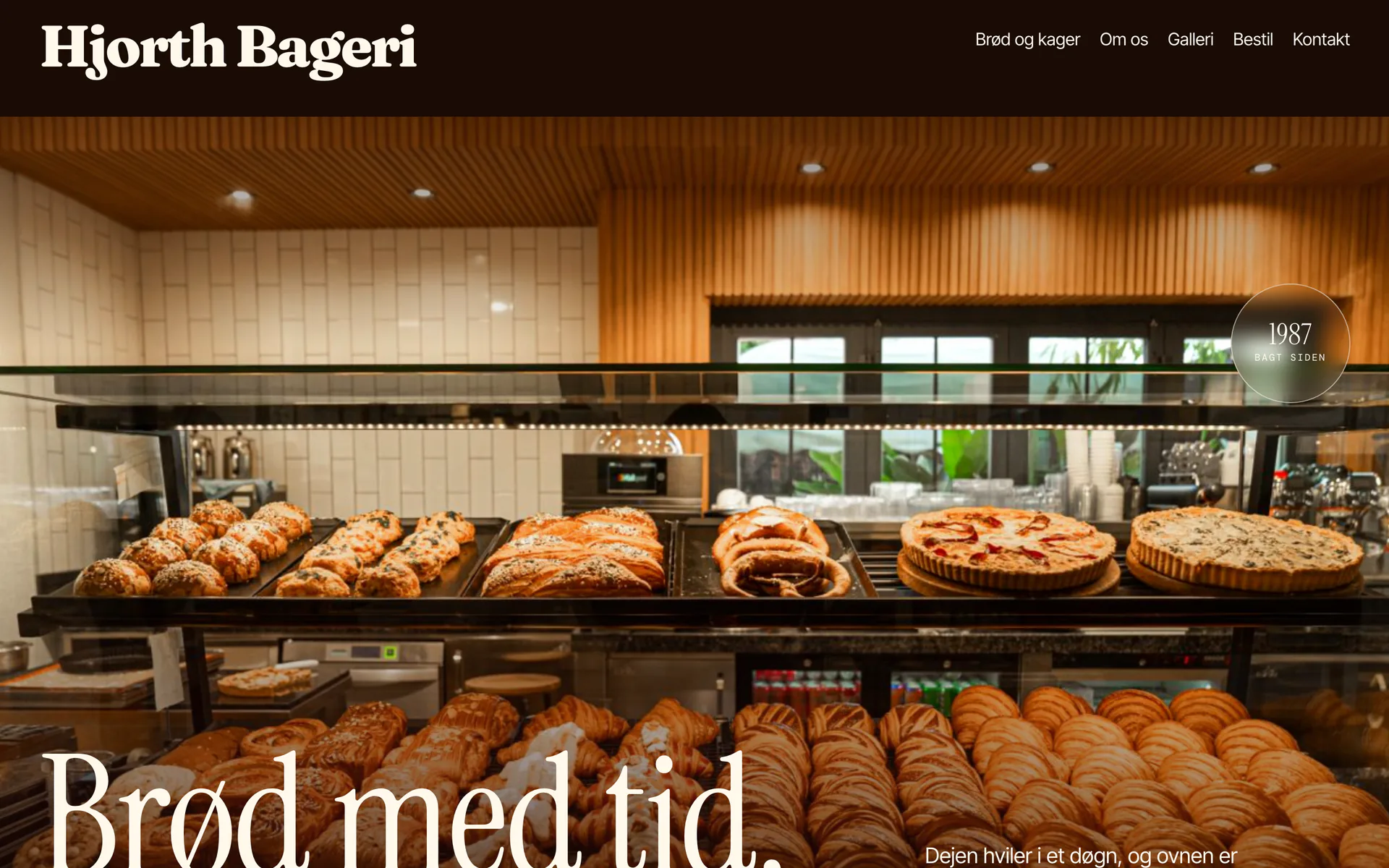 Forsiden af designet Surdej, vist med eksempelsiden Hjorth Bageri, en opdigtet side for bageri