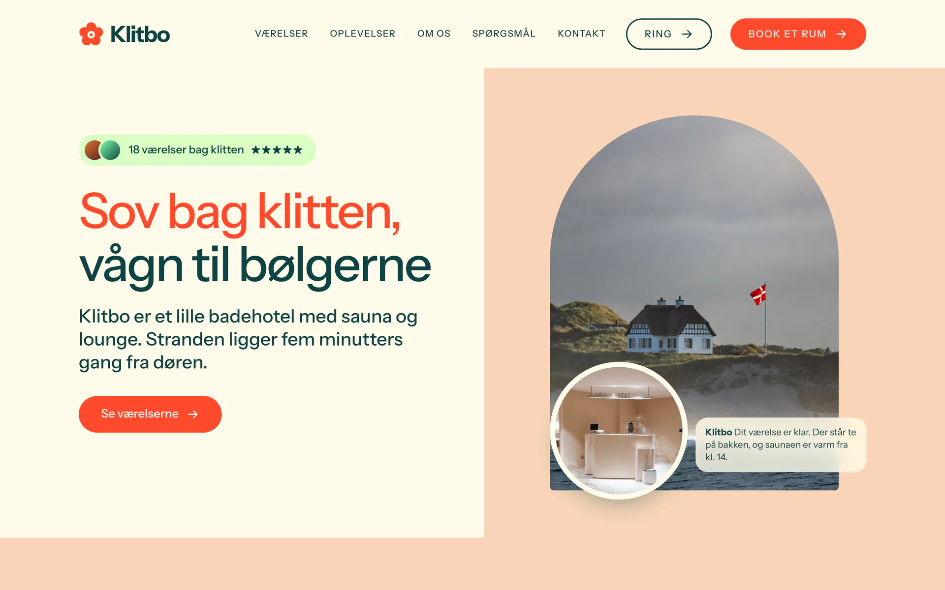 Forsiden af designet Klit og bål, vist med eksempelsiden Klitbo Badehotel, en opdigtet side for badehotel