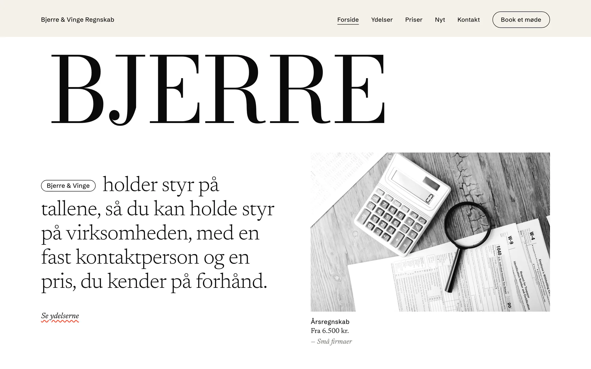 Forsiden af designet Papir og koral, vist med eksempelsiden Bjerre & Vinge Regnskab, en opdigtet side for regnskab og rådgivning