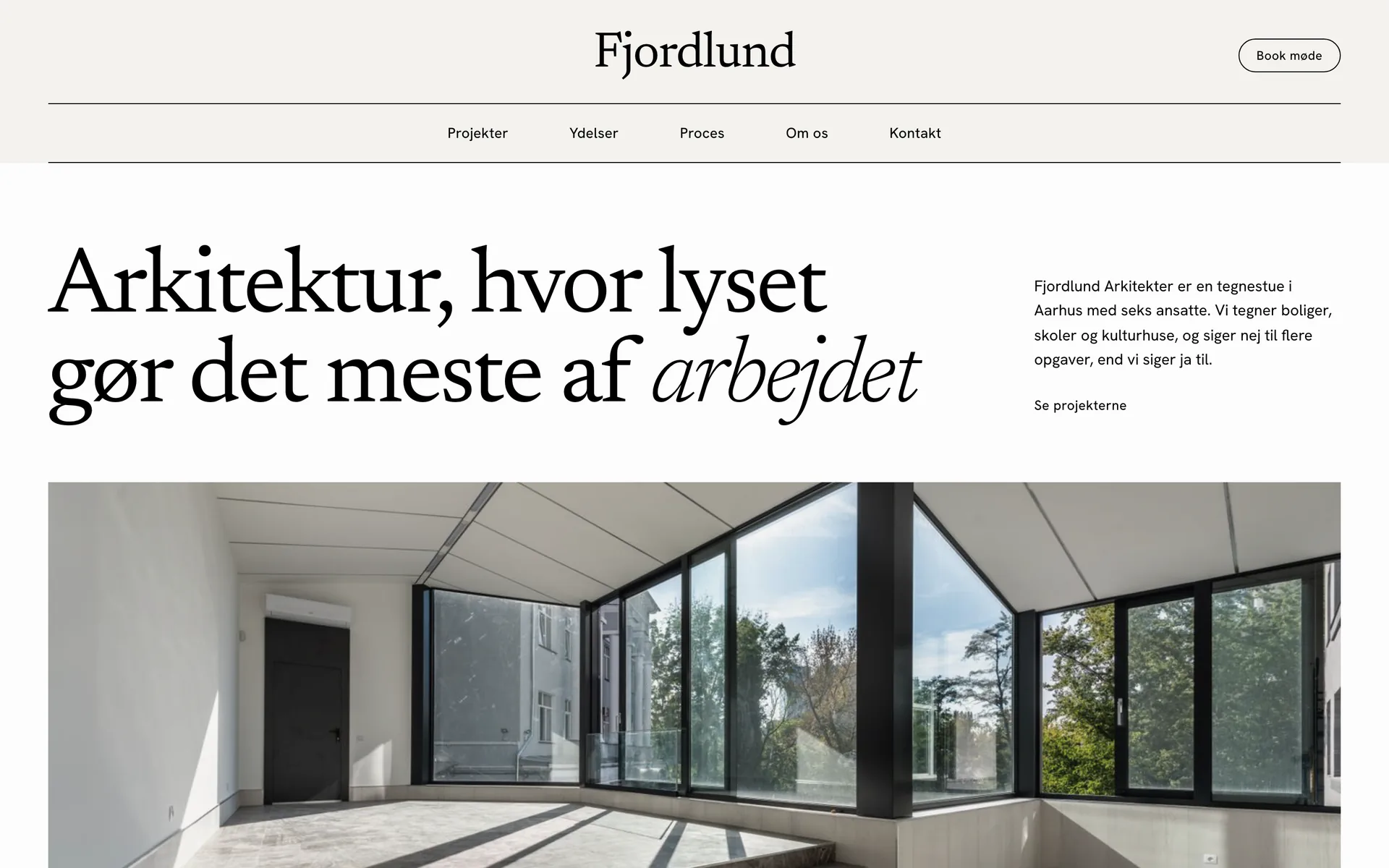 Forsiden af designet Stille atelier, vist med eksempelsiden Fjordlund Arkitekter, en opdigtet side for arkitekt og tegnestue