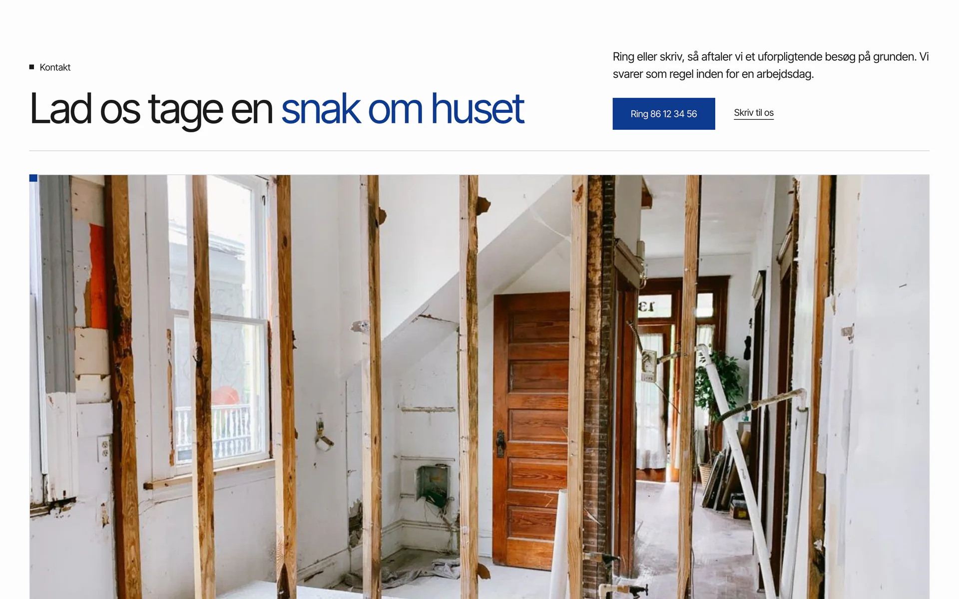 Kontaktsektion i designet Kobolt og kridt: Lad os tage en snak om huset